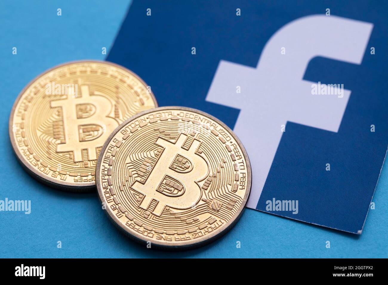 LONDON, Großbritannien - September 2021: Bitcoin-Kryptowährung auf einem facebook-Logo Stockfoto