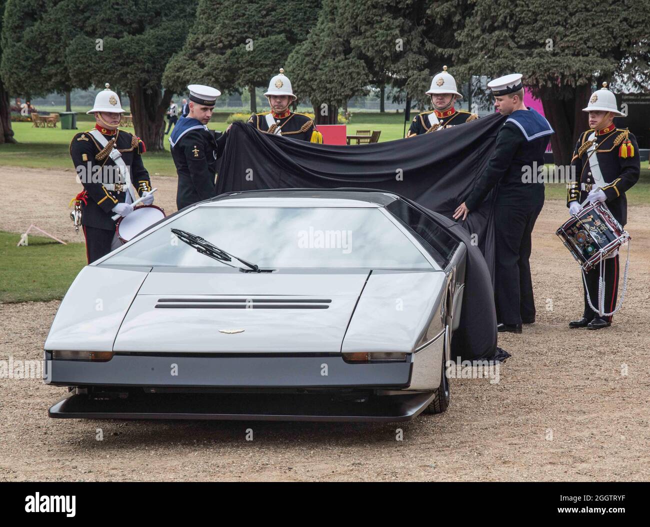 Hampton Court, Großbritannien 3. September 2021 70er Jahre Super-Auto, Der  Aston Martin Bulldog hat seine Restaurierung abgeschlossen und wird für  seine ersten Testfahrten auf einer Royal Naval Air Station vorbereitet, bei  der