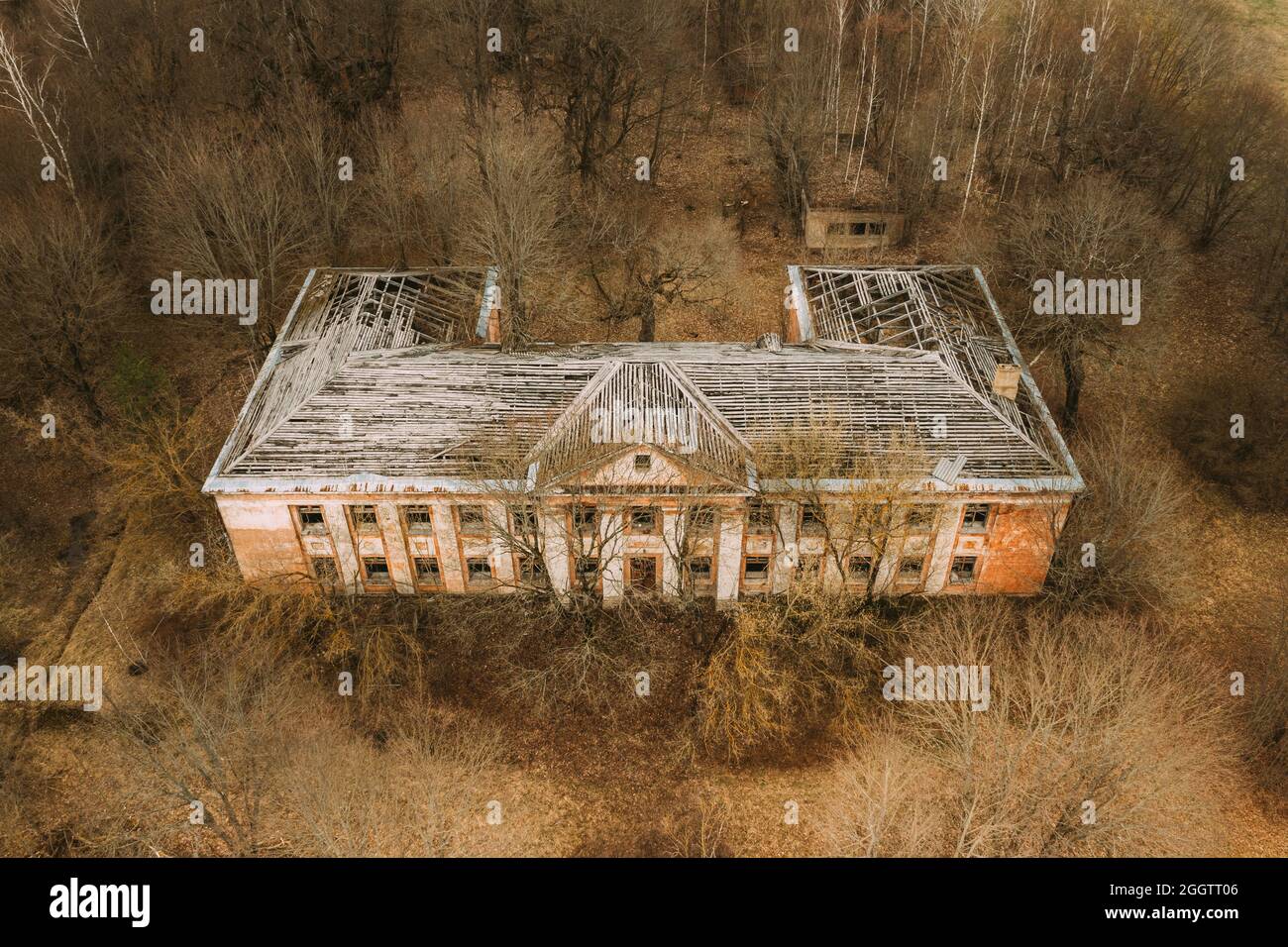 Weißrussland. Luftaufnahme Eines Verlassenen Ehemaligen Verwaltungsgebäudes In Der Tschernobyl-Zone. Katastrophe In Tschornobyl. Heruntergekommenes Haus Stockfoto