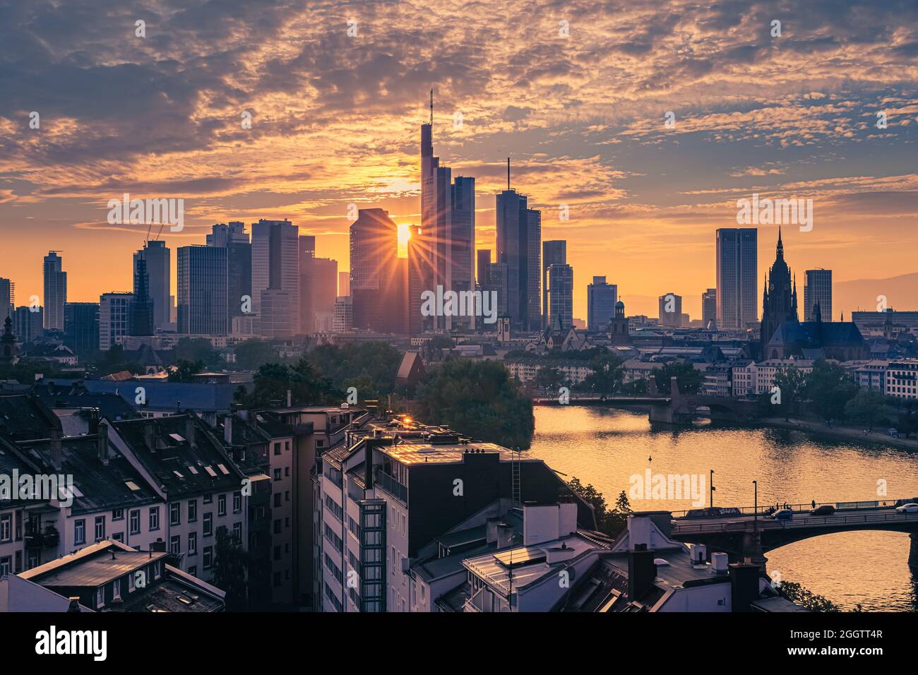 Sonnenuntergang über Frankfurts Mainhattan, dem zentralen Geschäftsviertel von Frankfurt in Deutschland. Das Wort ist ein Portmanteau von Main, dem Fluss, auf dem Frank Stockfoto