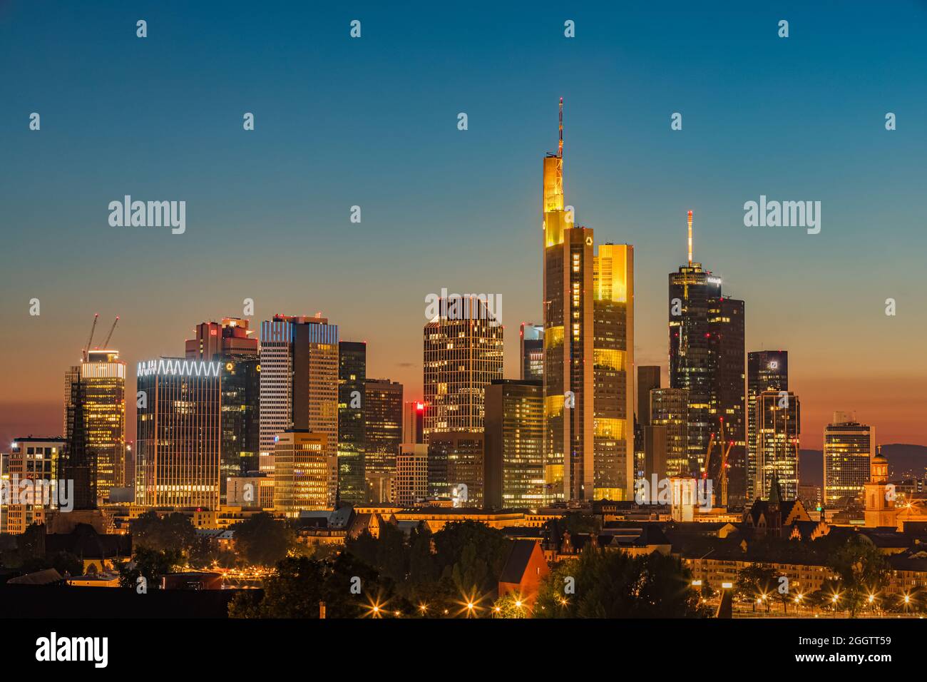 Sonnenuntergang über Frankfurts Mainhattan, dem zentralen Geschäftsviertel von Frankfurt in Deutschland. Das Wort ist ein Portmanteau von Main, dem Fluss, auf dem Frankf Stockfoto
