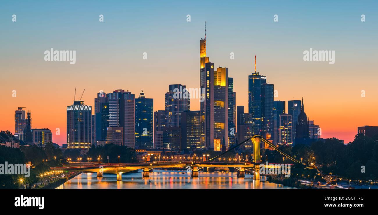Mainhattan ist das zentrale Geschäftsviertel von Frankfurt in Deutschland. Das Wort ist ein Portmanteau von Main, dem Fluss, auf dem Frankfurt liegt, und Manhatt Stockfoto