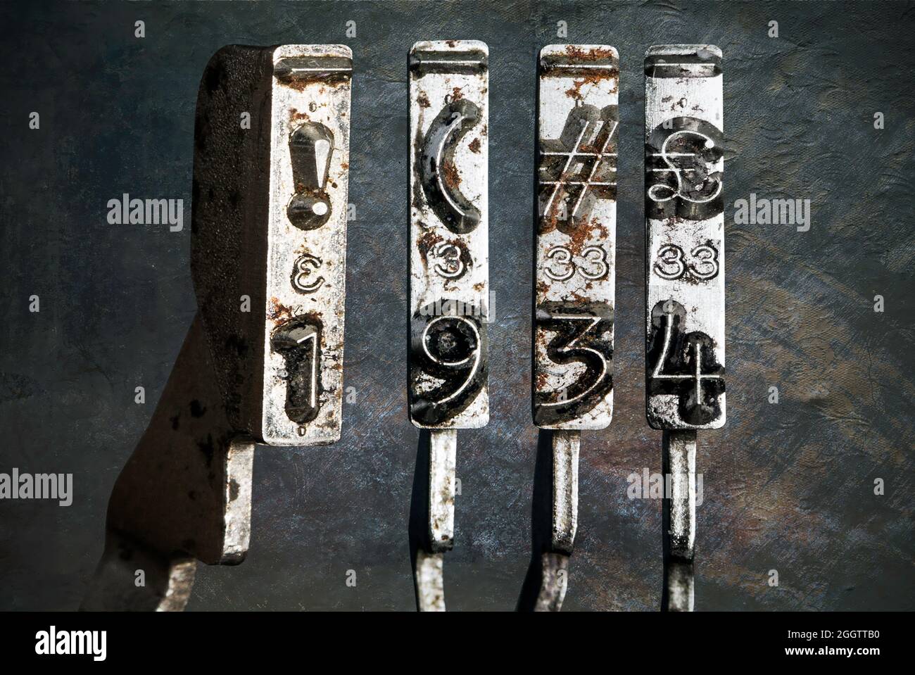 Vintage alte Schreibmaschinenhämmer mit dem Datum 1934 isoliert Stockfoto