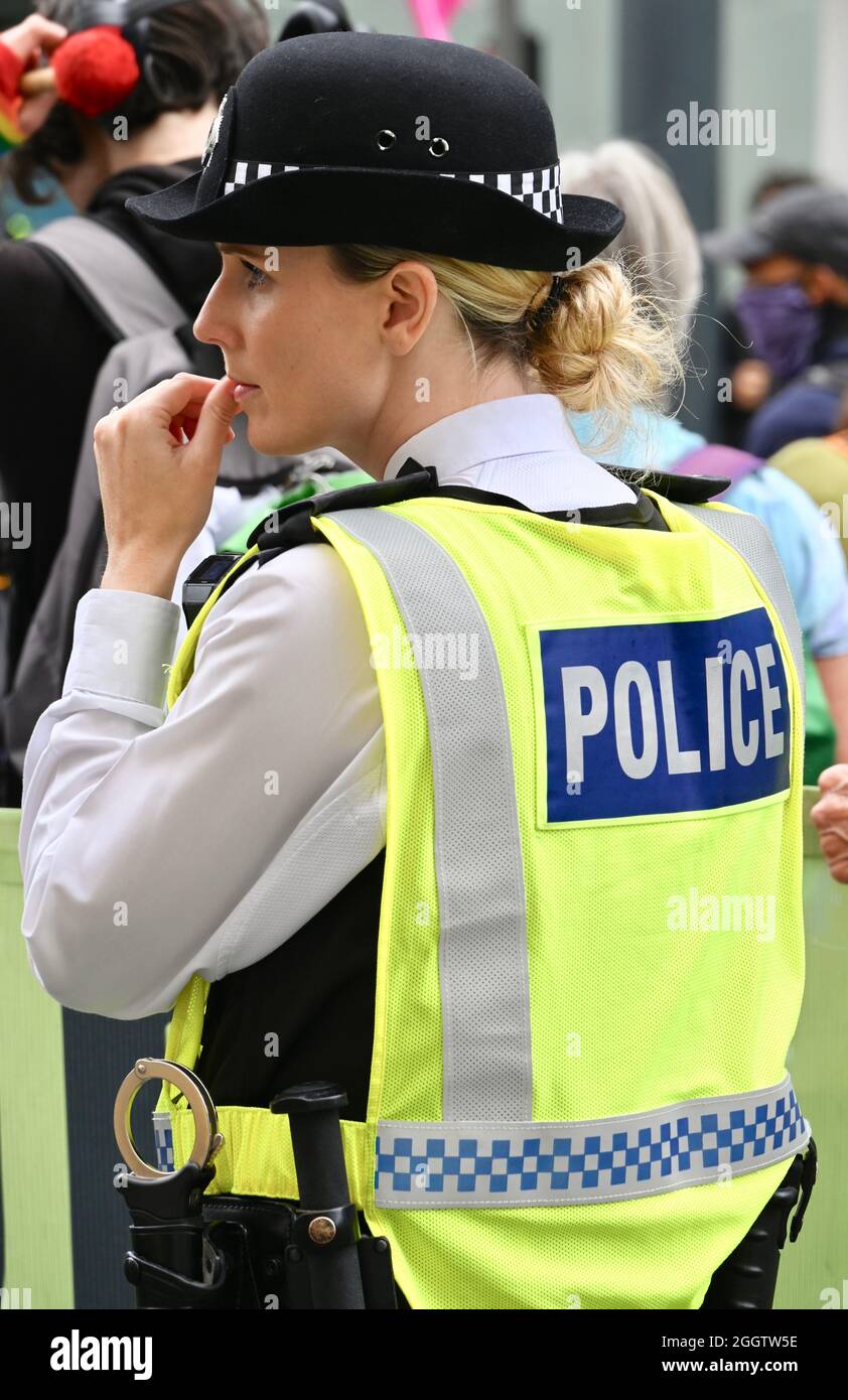 Nachdenkliche Polizistinnen, Extinction Rebellion Londoner Proteste : Tag Zehn, Greenwash Action Day, Parliament Square, London. VEREINIGTES KÖNIGREICH Stockfoto