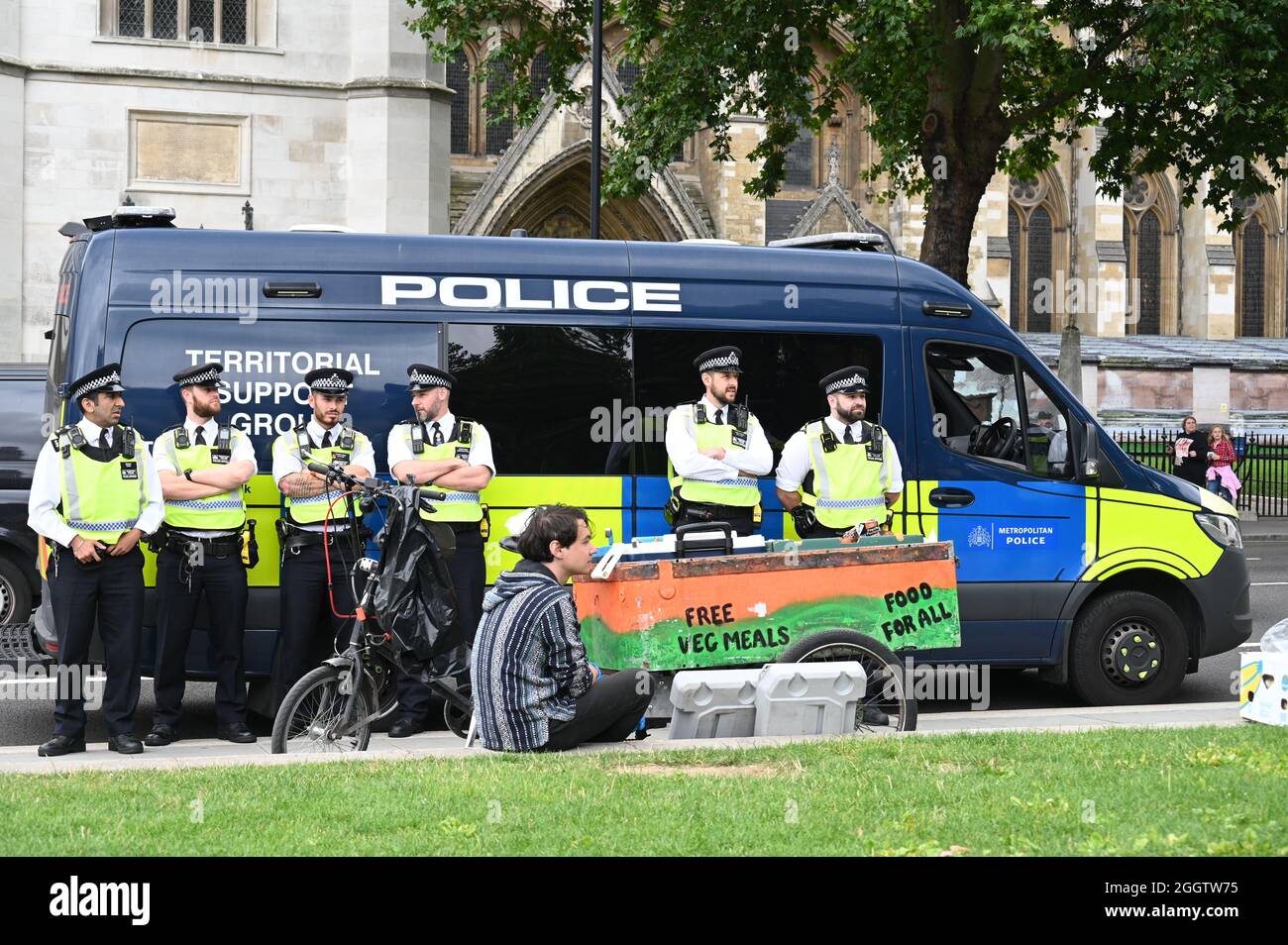 Polizei, Aussterbungsrebellion Londoner Proteste: Tag Zehn, Greenwash Action Day, Parliament Square, London. VEREINIGTES KÖNIGREICH Stockfoto