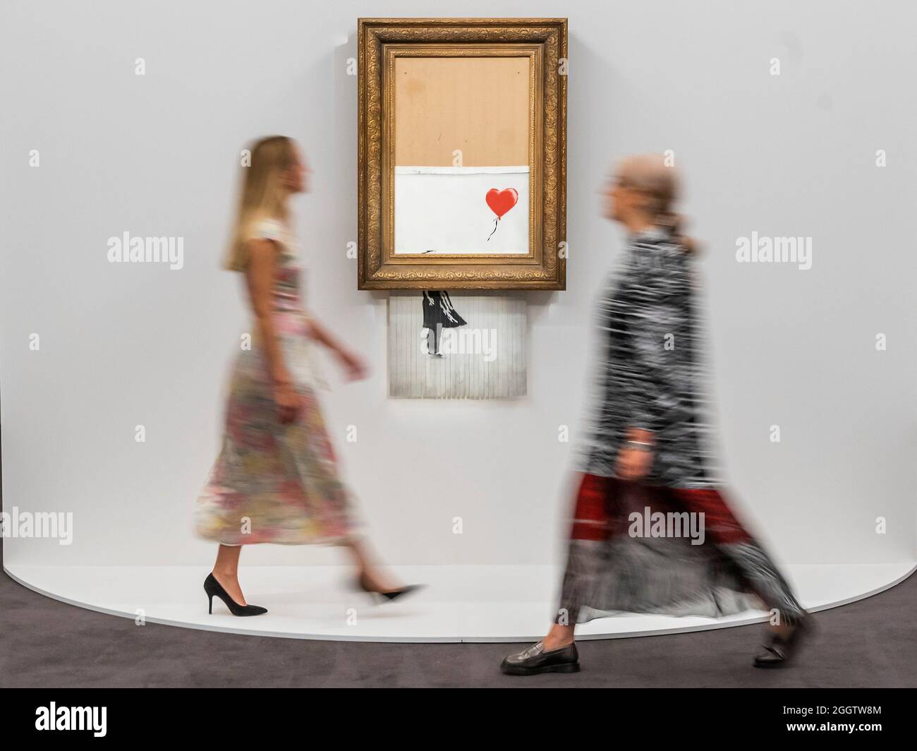 EMBARGO bis 12:00 Uhr 03. September 2021 - London, Großbritannien. September 2021. Banksy's Love is in the bin, ein Gemälde, das der Künstler 2018 in Sothebys londoner Auktionsraum geschreddert hat. Sie soll in der Abendauktion für zeitgenössische Kunst am 14. oktober mit einer Schätzung von £4-6 Millionen angeboten werden. Es verkaufte sich im Jahr 2018 für 1 Million £. Zu sehen in Sotheby's New Bond Street Gallerien, London. Der Verkauf findet am 14. Oktober. Kredit: Guy Bell / Alamy Live News Stockfoto