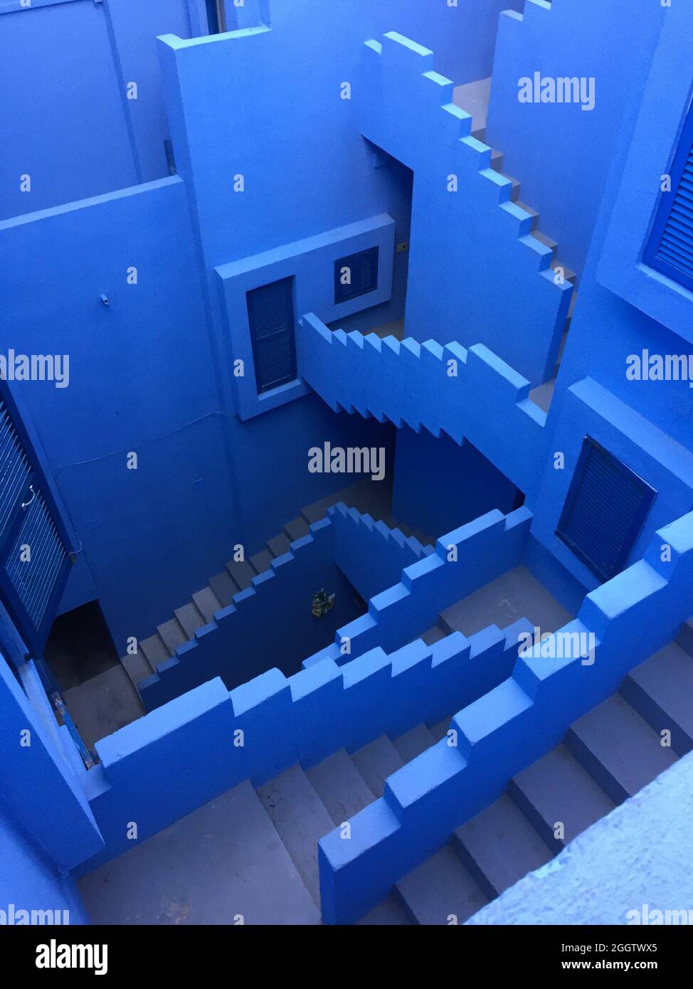 Calpe, Spanien - 19. Juli 2021: Das postmoderne Apartmentgebäude 'La Muralla Roja', die rote Mauer, vom Architekten Ricardo Bofill inspiriert von Afrikanern Stockfoto