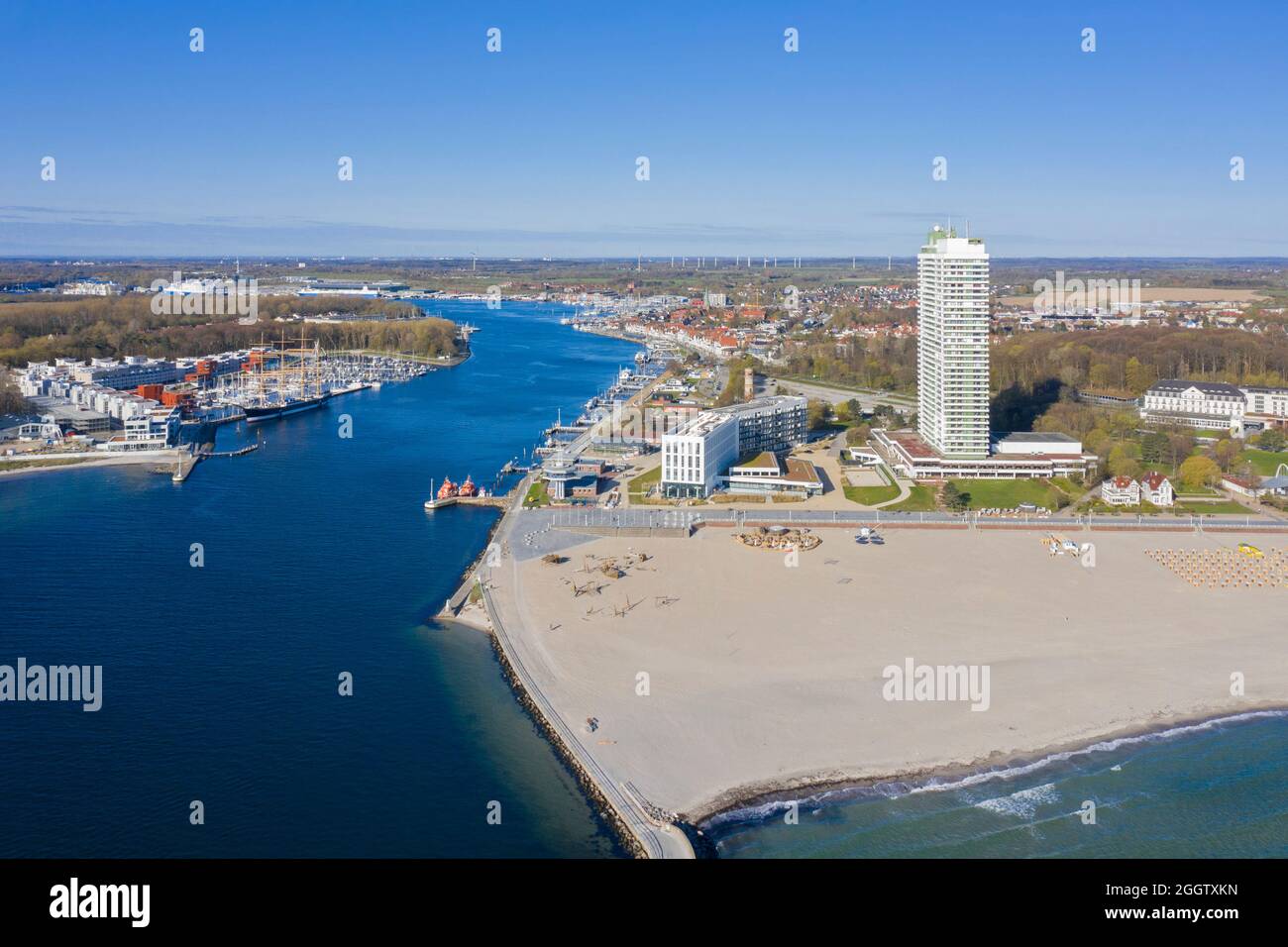 Luftaufnahme über Strand, Maritim Hotel und Trave im Seebad Travemünde, Hansestadt Lübeck, Schleswig-Holstein, Deutschland Stockfoto