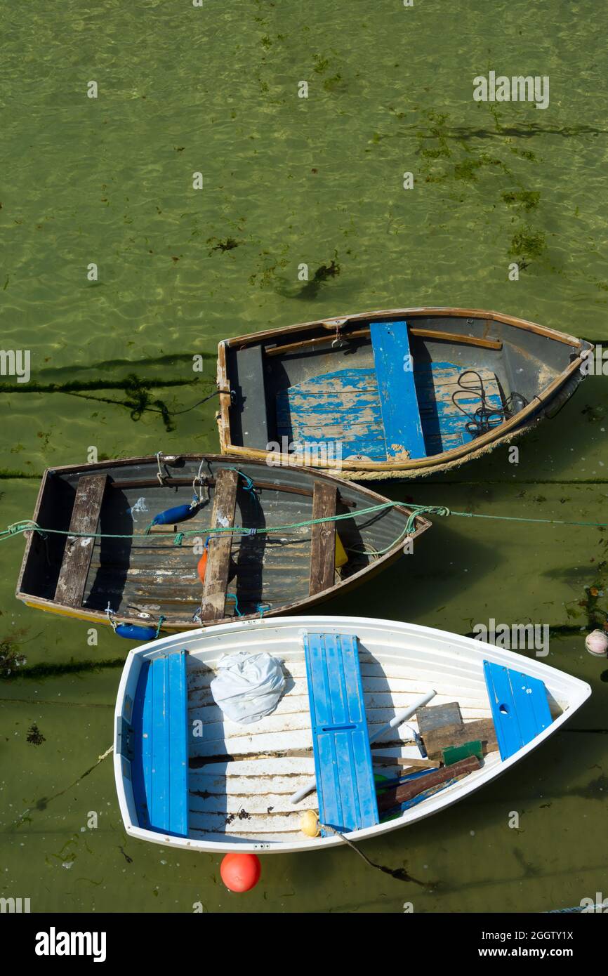 Ariel Blick Auf Drei Kleine Ausschreibungsboote Im Hafen Von St Ives. Darüber befindet sich ein negativer Bereich, der Platz für eine Beschriftung bietet. Stockfoto