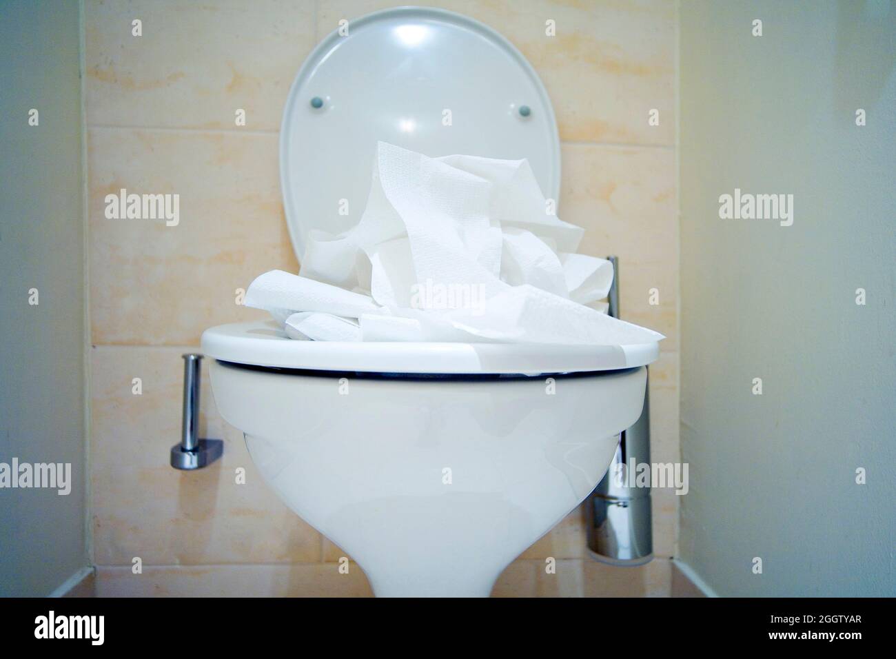 toilette verstopft mit Toilettenpapier Stockfoto