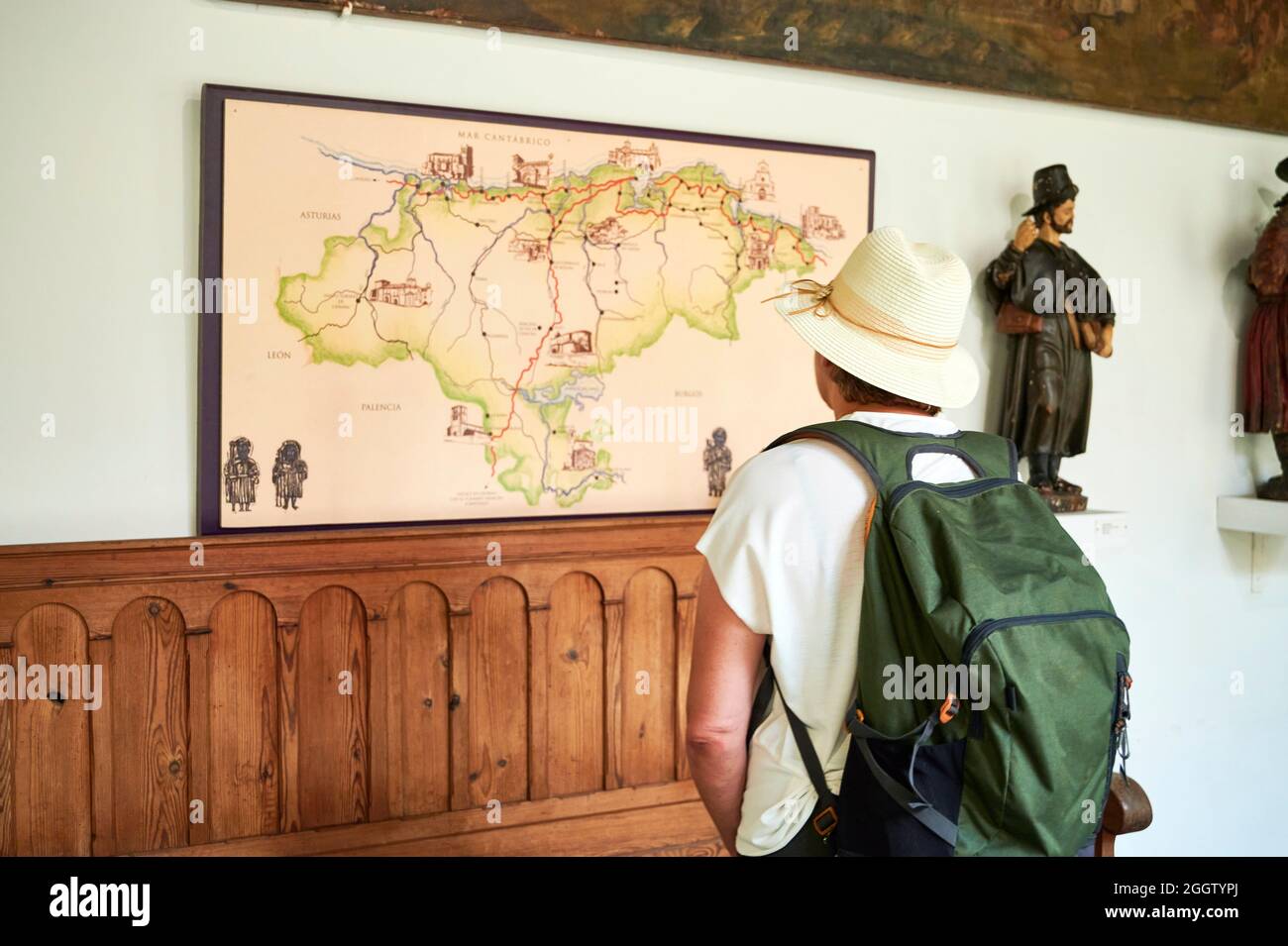 Frau vor der alten Karte, erstes Diözesanmuseum in Spanien, Museo Diocesano Regina Coeli, Santillana del Mar, Kantabrien, Spanien Stockfoto