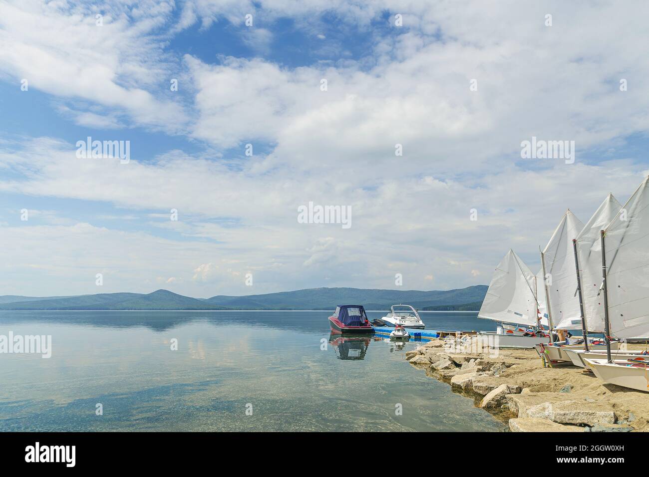 Sportyachten am Pier am See im Hintergrund Himmel Stockfoto