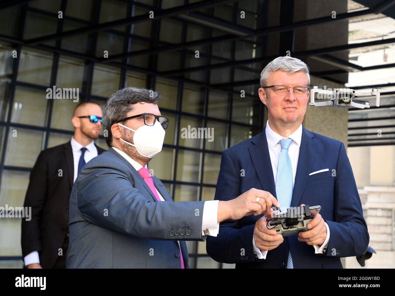 Das Raumfahrtprogramm und der damit verbundene technologische Fortschritt werden immer mehr eine Priorität für Tschechien sein und daher werden weitere Investitionen in die Tschechische Republik gehen, sagte Premierminister Andrej Babis (ANO) bei der offiziellen Eröffnung der Agentur der Europäischen Union für das Raumfahrtprogramm (EUSPA) mit Sitz in Prag, Tschechische Republik, Am Freitag, den 3. September 2021. Auf dem Foto rechts ist der tschechische Industrie- und Handelsminister Karel Havlicek zu sehen. (CTK Photo/Katerina Sulova) Stockfoto