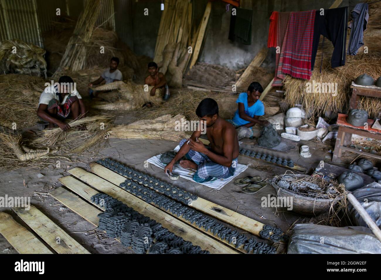 Non Exclusive: DHAKA, BANGLADESCH, 2. SEPTEMBER 2021: Ein Handwerker fertigt Idol-Figuren während der laufenden Vorbereitungen für das Idol der Göttin D Stockfoto