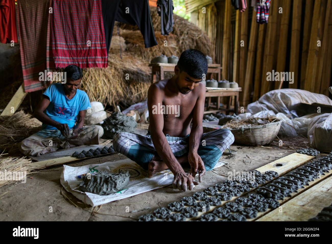 Non Exclusive: DHAKA, BANGLADESCH, 2. SEPTEMBER 2021: Ein Handwerker fertigt Idol-Figuren während der laufenden Vorbereitungen für das Idol der Göttin D Stockfoto
