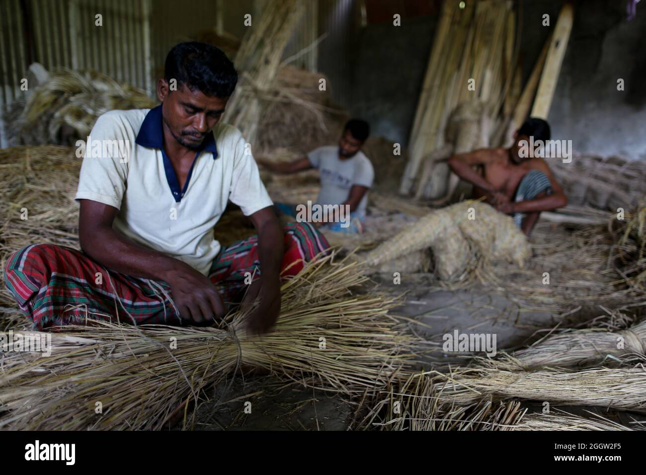 Non Exclusive: DHAKA, BANGLADESCH, 2. SEPTEMBER 2021: Ein Handwerker fertigt Idol-Figuren während der laufenden Vorbereitungen für das Idol der Göttin D Stockfoto