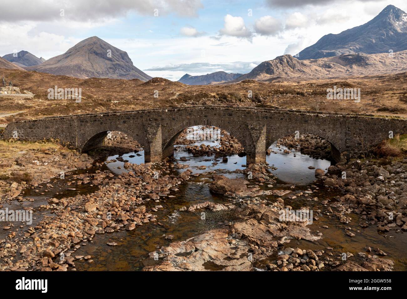 Die alte Brücke bei Sligachan skye mit Blick auf Marschschkuh Stockfoto