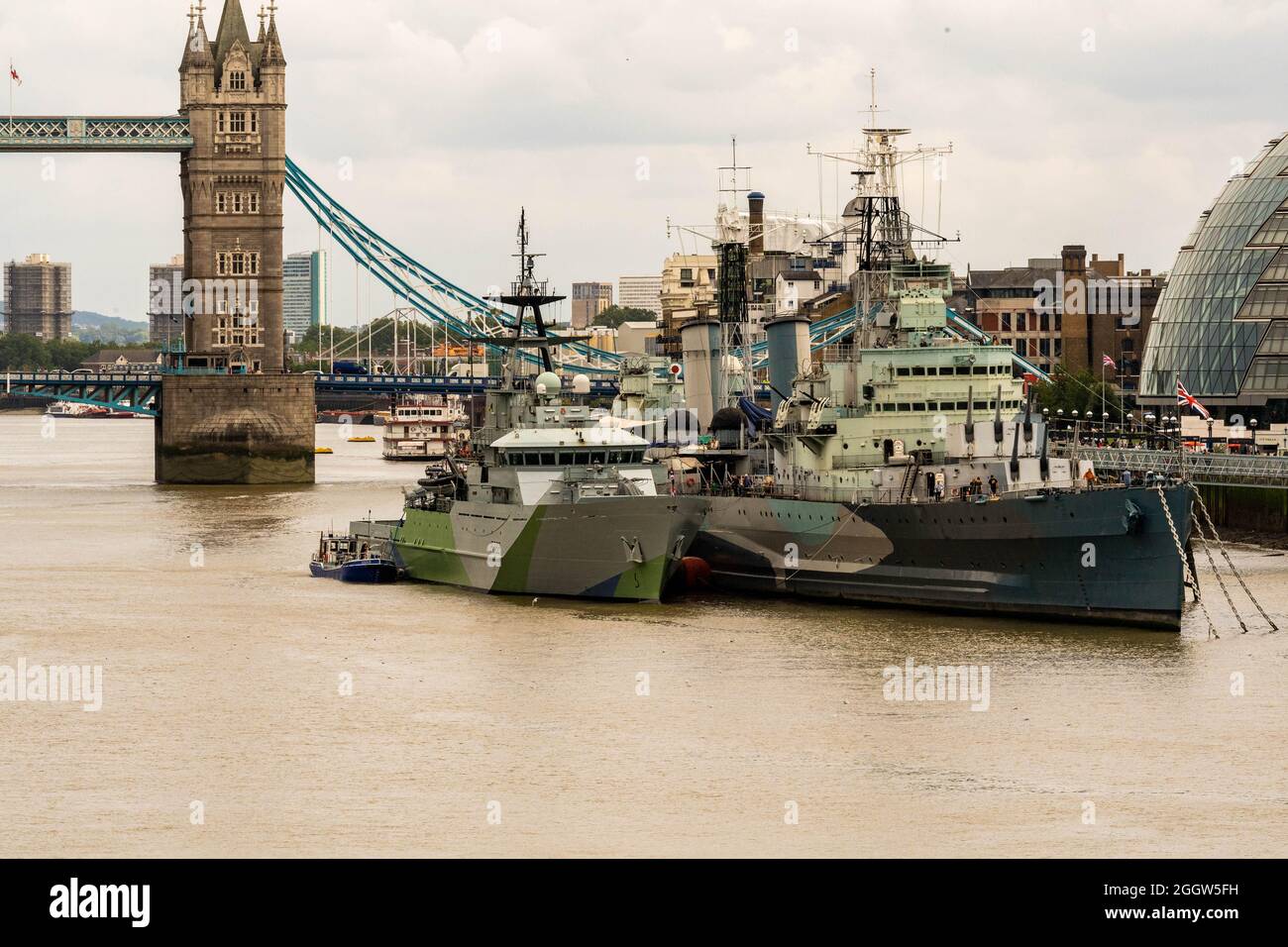 London: Das britische Patrouillenschiff HMS Severn liegt nach der Wiederinbetriebnahme der Royal Navy an der Tower Bridge neben der HMS Belfast. HMS Severn hat ein einzigartiges Farbkonzept, das Schiffe widerspiegelt, die vor 80 Jahren die Schlacht am Atlantik geführt haben. Die Kombination von blaugrau und grün-grau auf einem Hintergrund aus weiß und hellgrau wird als die Western Approaches Farbgebung bekannt. Die Hauptaufgabe von HMS Severn in ihrem zweiten Leben besteht in einer Kombination aus Navigationstraining, Schutz der britischen Gewässer und Fischereischutz. Kredit Ian DavidsonAlamy Live Nachrichten Stockfoto