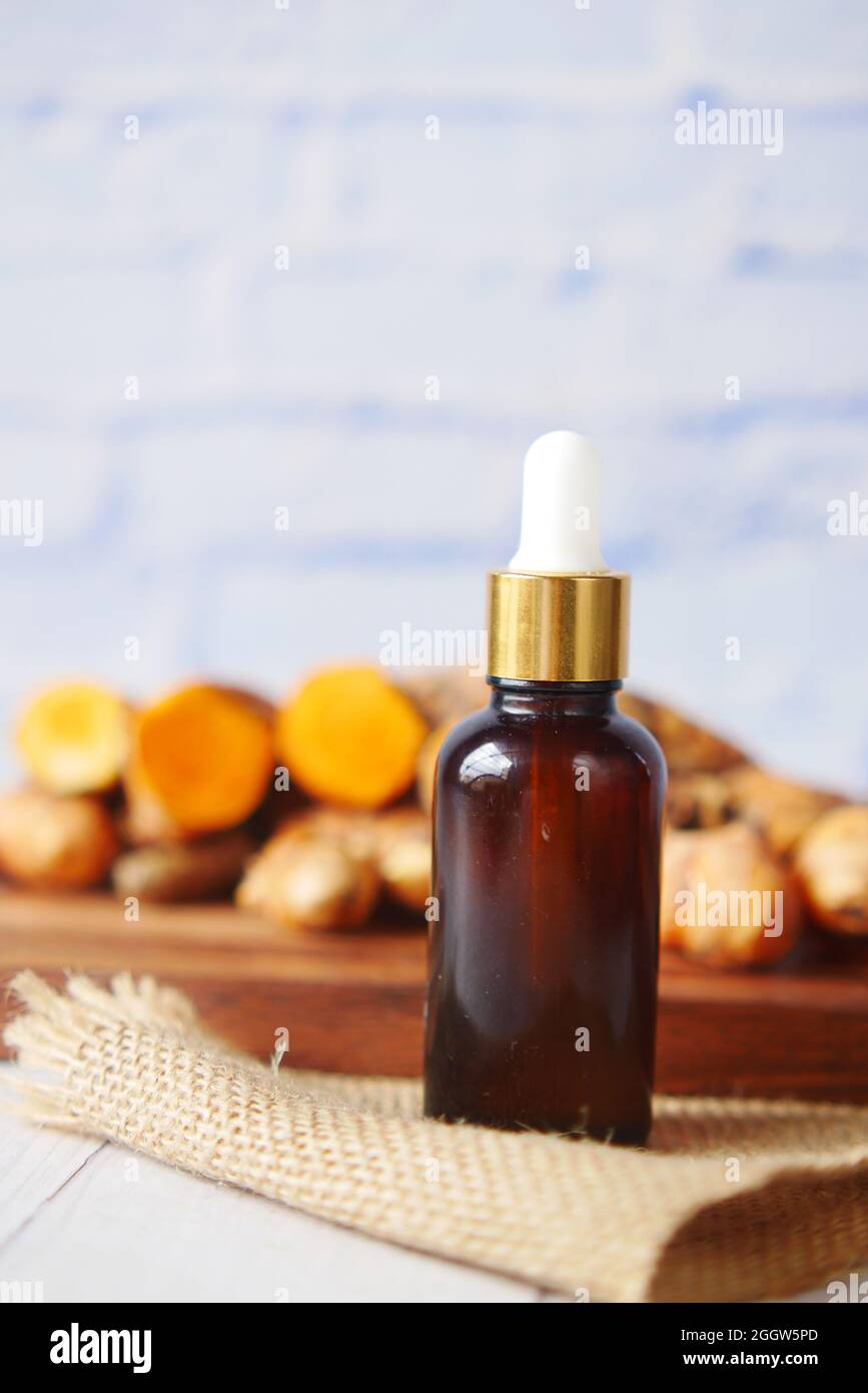 Eine Flasche Ingweröl auf dem Tisch Stockfoto