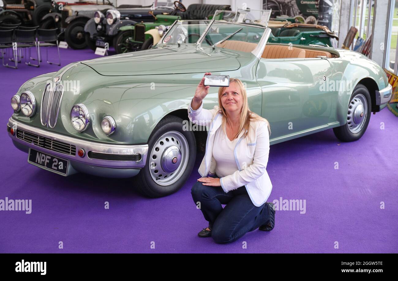 Beaulieu, Hampshire, Großbritannien 3. September 2021. Lynnie Farrant posiert mit einem seltenen Bristol 402 Drophead Coupé aus dem Jahr 1949, das sich formell im Besitz der Hollywood-Schauspielerin Jean Simmons befindet und an diesem Sonntag im Bonhams MPH Beaulieu Sale versteigert wird, mit einer Schätzung von £150,000 – 200,000. Der Bristol, einer der glamourösesten Luxus-Automobile seiner Zeit, wurde von ihrem zukünftigen Ehemann und Star Stewart Granger als einer der passenden Partner für die Hollywood-Schauspielerin neu gekauft. Quelle: Stuart Martin/Alamy Live News Stockfoto