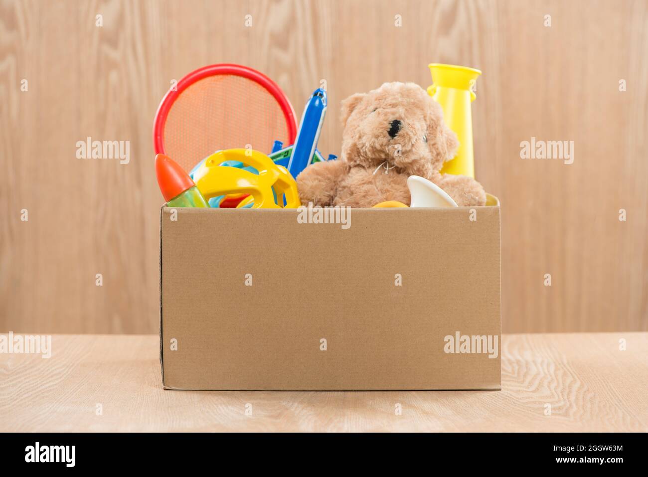 Spielzeug. Spendenbox mit unerwünschte Elemente für die Armen Stockfoto