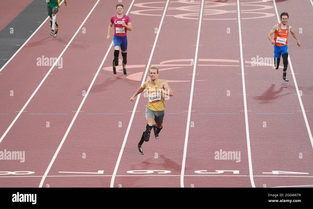 Tokio, Japan. September 2021. Paralympics: Leichtathletik, Männer: 400 Meter, T62-Finale, im Olympiastadion. Der Goldmedaillengewinnerin Johannes Floors (M) aus Deutschland überquert die Ziellinie mit einem großen Vorsprung auf den Niederländer Olivier Hendriks (r) und den Amerikaner Hunter Woodhall. Kredit: Marcus Brandt/dpa/Alamy Live Nachrichten Stockfoto