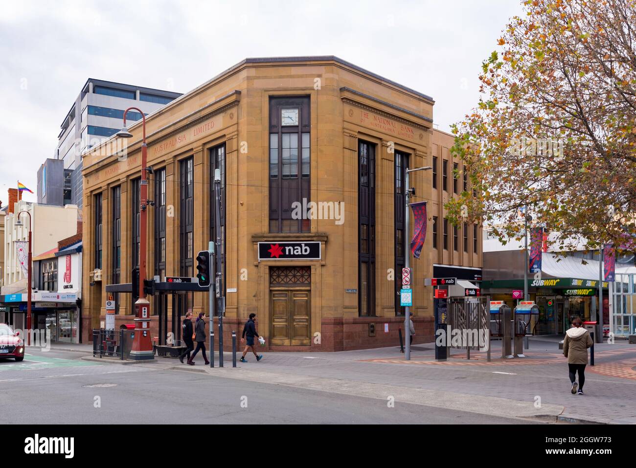 Die 1938 erbaute National Bank of Australia (jetzt NAB) wurde aus örtlich bebautem Stein gebaut, der zuerst nach Melbourne zum Polieren verschifft wurde Stockfoto