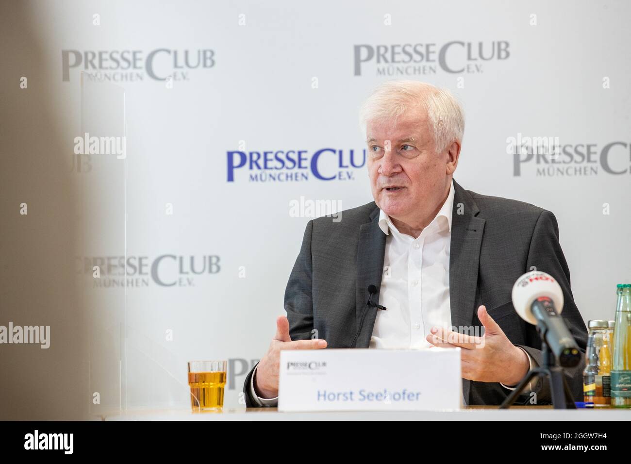 Der deutsche Innenminister Horst Seehofer ( CSU ) stellt sich am 3.9.2021 in München den Fragen der Journalist*innen. * der deutsche Innenminister Horst Lorenz Seehofer ( CSU ) beantwortet die Fragen des Journalisten am 3. September 2021 in München. (Foto von Alexander Pohl/Sipa USA) Stockfoto