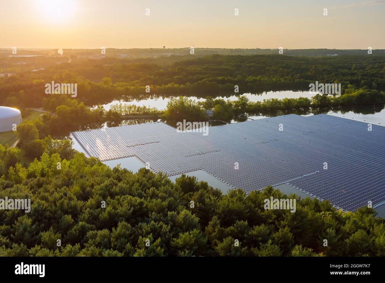Solarzellenplattform auf dem See Luftaufnahme von schwimmenden Solarzellen Stockfoto