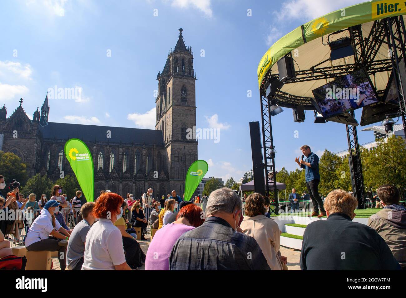 Magdeburg, Deutschland. September 2021. Robert Habeck (M-r), Bundesvorsitzender der Partei Bündnis 90/die Grünen, steht auf einer Bühne am Domplatz und spricht. Dort fand eine Wahlkampfveranstaltung der Grünen statt, bei der der Politiker auftrat. Quelle: Klaus-Dietmar Gabbert/dpa-Zentralbild/dpa/Alamy Live News Stockfoto