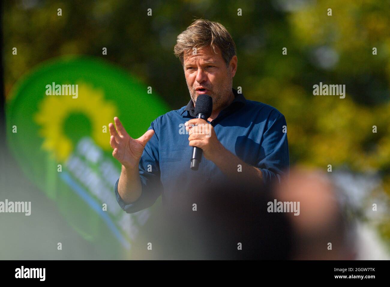 Magdeburg, Deutschland. September 2021. Robert Habeck, Bundesvorsitzender der Partei Bündnis 90/die Grünen, steht auf einer Bühne auf dem Domplatz und spricht. Dort fand eine Wahlkampfveranstaltung der Grünen statt, bei der der Politiker auftrat. Quelle: Klaus-Dietmar Gabbert/dpa-Zentralbild/dpa/Alamy Live News Stockfoto