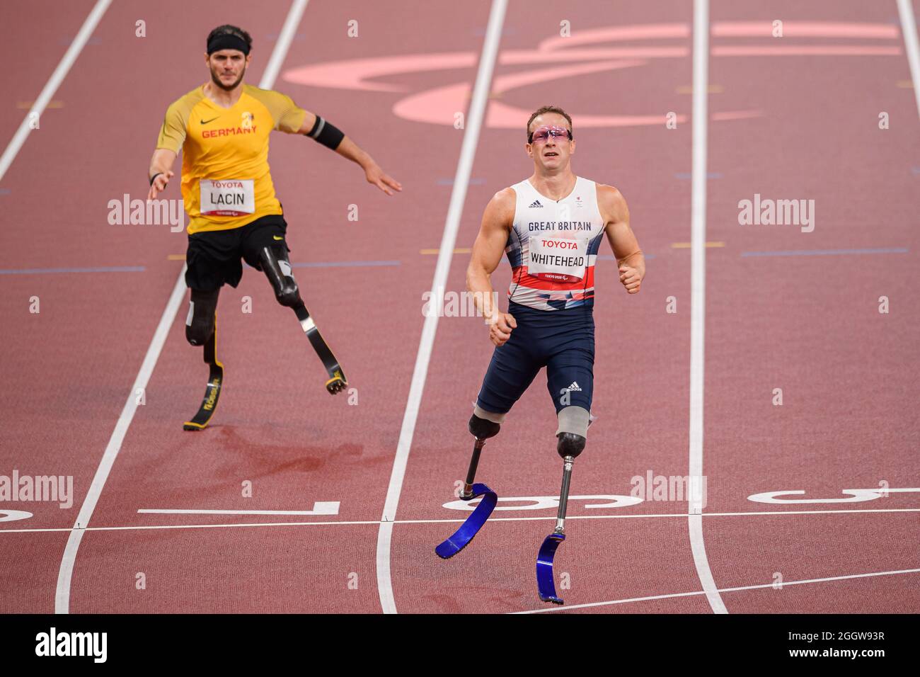 TOKIO, JAPAN. September 2021. Richard Whitehead aus Großbritannien tritt am 2020 Freitag, den 03. September 2021 in TOKIO, JAPAN, im olympischen Stadion im Rahmen der Leichtathletik-Paralympischen Spiele der Herren 200m - T61 an. Kredit: Taka G Wu/Alamy Live Nachrichten Stockfoto