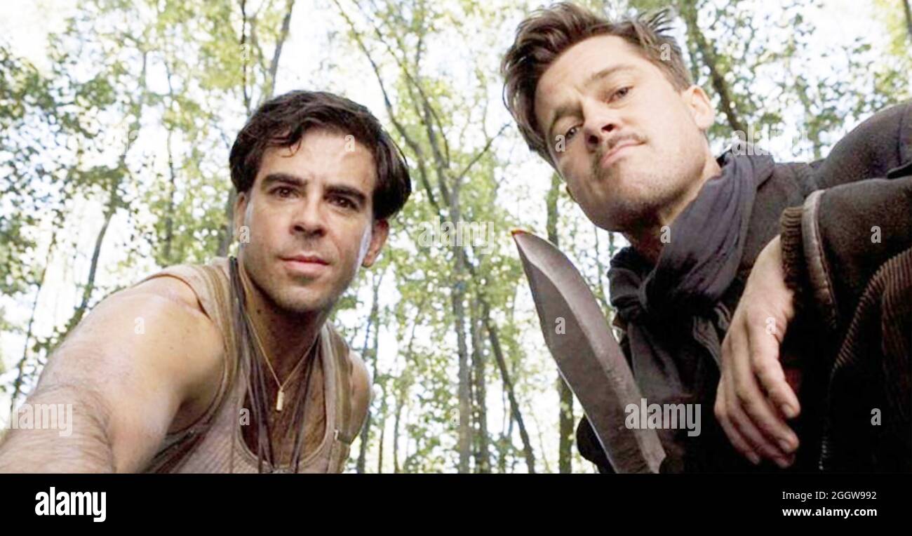 UNRÜHMLICHE BASTARDE 2009 Universal Picturfilm mit Brad Pitt rechts und Eli Roth Stockfoto