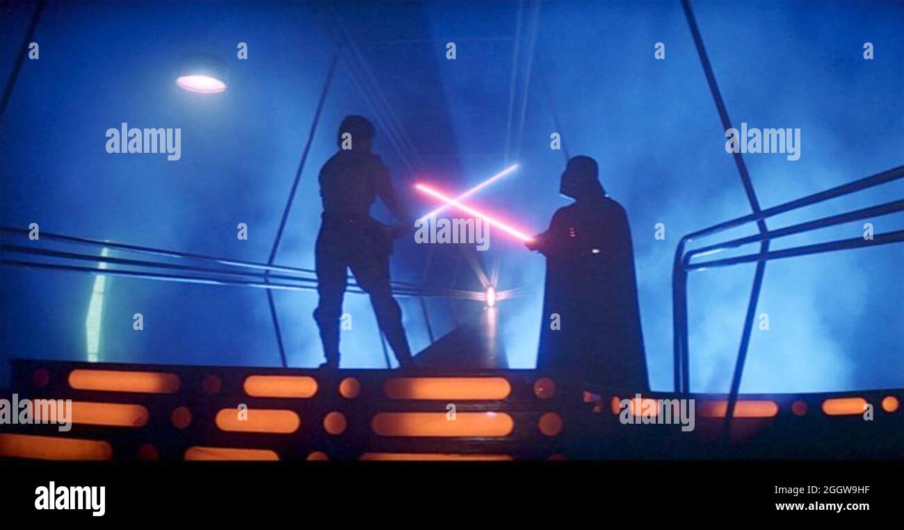 THE EMPIRE STRIKES BACK 1980 20th Century Fox Film mit Mark Hamill auf der linken Seite und David Prowse Stockfoto