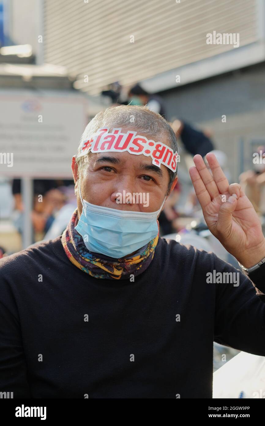 Bangkok, Thailand, 2. September 2021, ein Mann grüßt mit drei Fingern als Teil eines Protestes, der den Rücktritt von Premierminister General Pray fordert Stockfoto