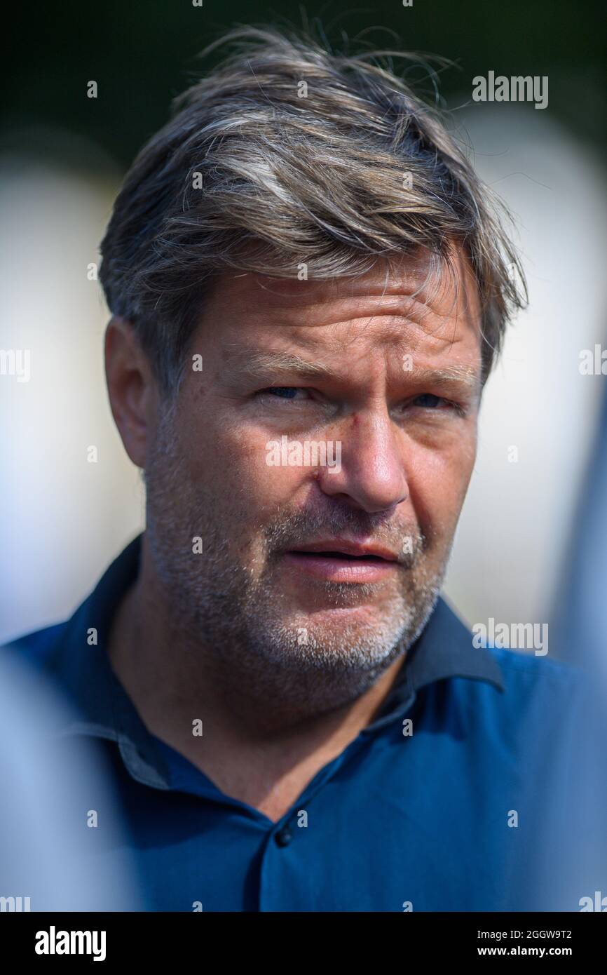 Magdeburg, Deutschland. September 2021. Robert Habeck, Bundesvorsitzender der Partei Bündnis 90/die Grünen, kommt am Domplatz an. Es fand eine Wahlkampfveranstaltung der Grünen statt, bei der der Politiker auftrat. Quelle: Klaus-Dietmar Gabbert/dpa-Zentralbild/dpa/Alamy Live News Stockfoto