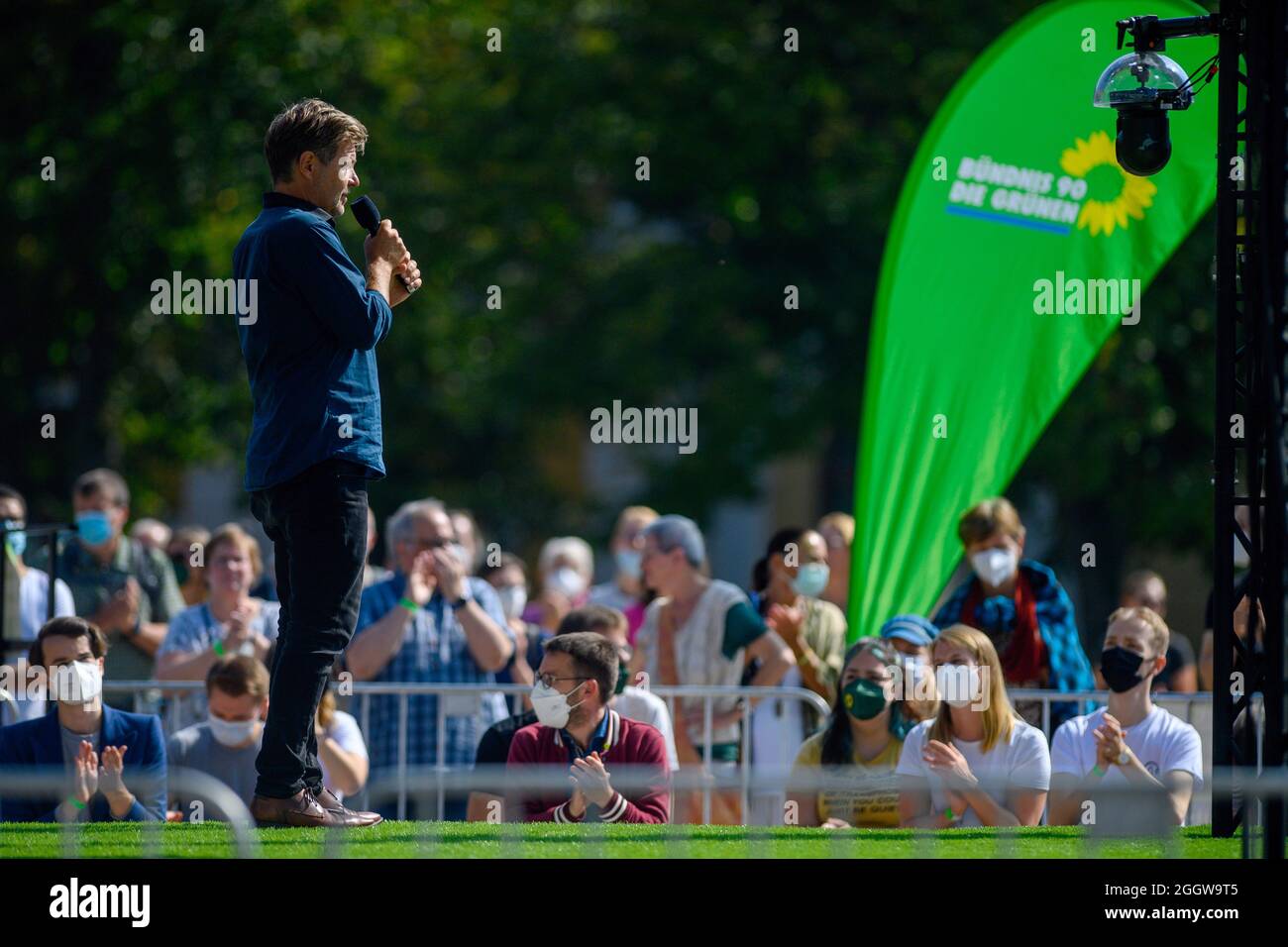 Magdeburg, Deutschland. September 2021. Robert Habeck, Bundesvorsitzender der Partei Bündnis 90/die Grünen, steht auf einer Bühne auf dem Domplatz und spricht. Dort fand eine Wahlkampfveranstaltung der Grünen statt, bei der der Politiker auftrat. Quelle: Klaus-Dietmar Gabbert/dpa-Zentralbild/dpa/Alamy Live News Stockfoto