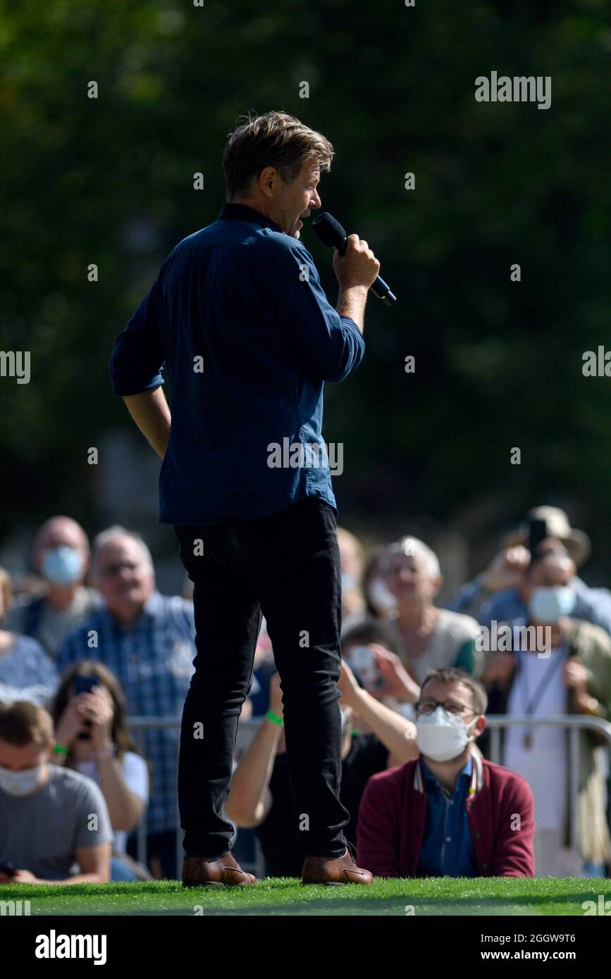 Magdeburg, Deutschland. September 2021. Robert Habeck, Bundesvorsitzender der Partei Bündnis 90/die Grünen, steht auf einer Bühne auf dem Domplatz und spricht. Dort fand eine Wahlkampfveranstaltung der Grünen statt, bei der der Politiker auftrat. Quelle: Klaus-Dietmar Gabbert/dpa-Zentralbild/dpa/Alamy Live News Stockfoto