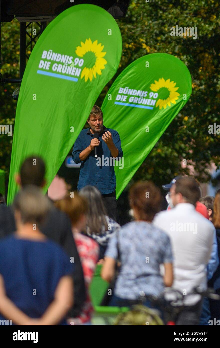 Magdeburg, Deutschland. September 2021. Robert Habeck (M), Bundesvorsitzender der Partei Bündnis 90/die Grünen, steht auf einer Bühne am Domplatz und spricht. Dort fand eine Wahlkampfveranstaltung der Grünen statt, bei der der Politiker auftrat. Quelle: Klaus-Dietmar Gabbert/dpa-Zentralbild/dpa/Alamy Live News Stockfoto
