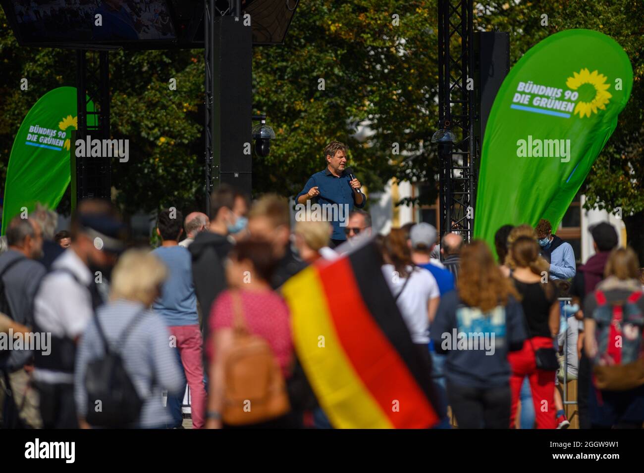 Magdeburg, Deutschland. September 2021. Robert Habeck (M), Bundesvorsitzender der Partei Bündnis 90/die Grünen, steht auf einer Bühne am Domplatz und spricht. Dort fand eine Wahlkampfveranstaltung der Grünen statt, bei der der Politiker auftrat. Quelle: Klaus-Dietmar Gabbert/dpa-Zentralbild/dpa/Alamy Live News Stockfoto