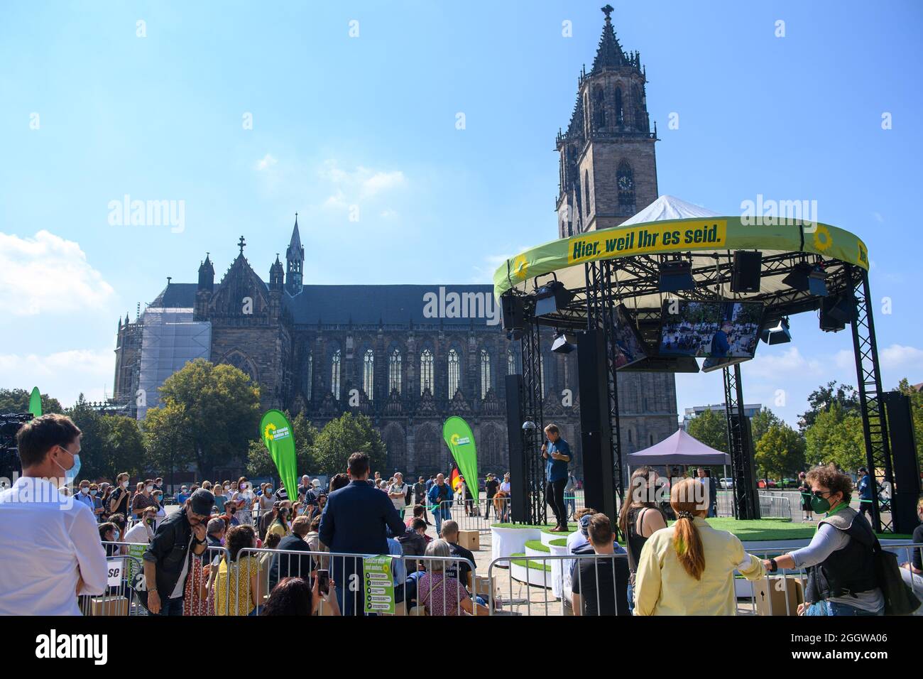 Magdeburg, Deutschland. September 2021. Robert Habeck, (M) Bundesvorsitzender der Partei Bündnis 90/die Grünen, steht auf einer Bühne am Domplatz und spricht. Dort fand eine Wahlkampfveranstaltung der Grünen statt, bei der der Politiker auftrat. Quelle: Klaus-Dietmar Gabbert/dpa-Zentralbild/dpa/Alamy Live News Stockfoto