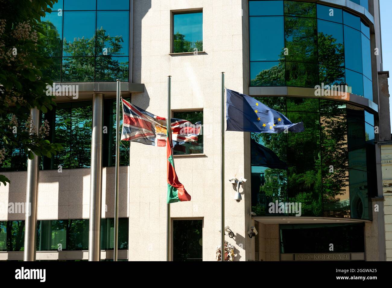 Die britische Flagge von Union Jack und der Europäischen Union, die ab Mai 2021 vor dem Gebäude der britischen Botschaft in Sofia, Bulgarien, fliegen Stockfoto