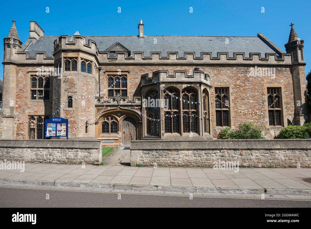 Wells Cathedral Music School, Blick auf das mittelalterliche Gebäude aus dem 15. Jahrhundert, das heute als Cathedral Music School in der Stadt Wells, England, verwendet wird Stockfoto