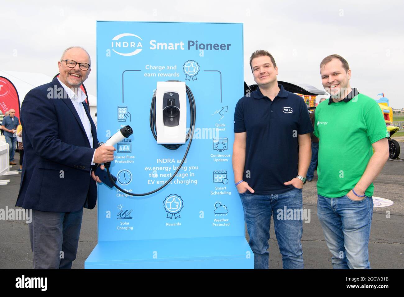 NUR FÜR REDAKTIONELLE VERWENDUNG (von links nach rechts) Robert Llewellyn, Schauspieler und Gründer von Fully Charged, Chris Darby, CTO und Mitbegründer von ev.Energy, und Mike Schooling, CTO und INDRA-Gründer, stellen auf der Fully Charged LIVE Show den Smart Pioneer vor, ein Produkt, das Elektrofahrzeuge außerhalb der Spitzenzeiten für das Stromnetz lädt. Farnborough. Ausgabedatum: Freitag, 3. September 2021. Stockfoto