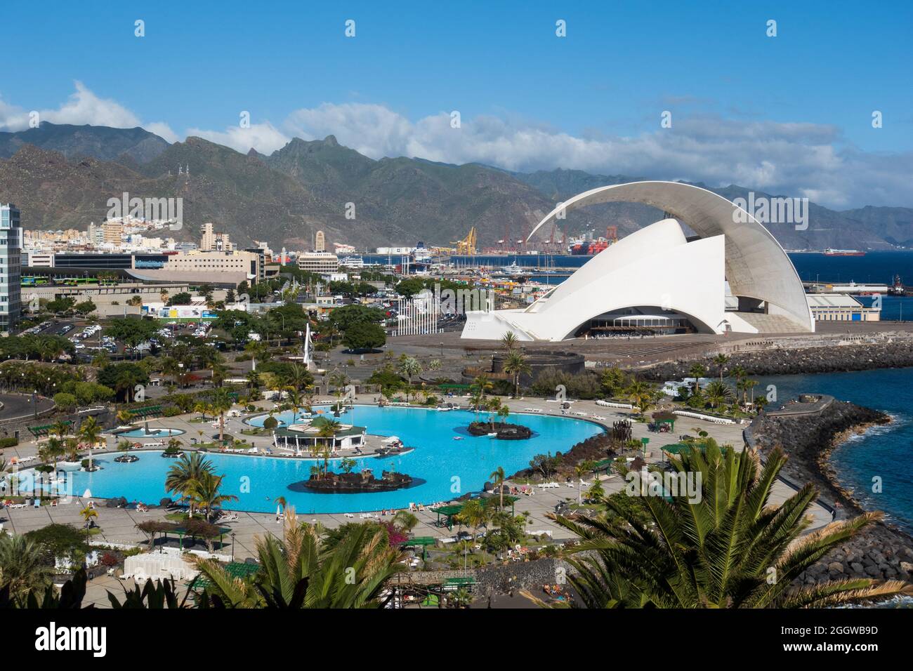 Santa Cruz de Teneriffa, Spanien - 22. Dezember 2019, Panoramablick auf Santa Cruz und Auditorio de Teneriffa , Kanarische Inseln, Spanien Stockfoto