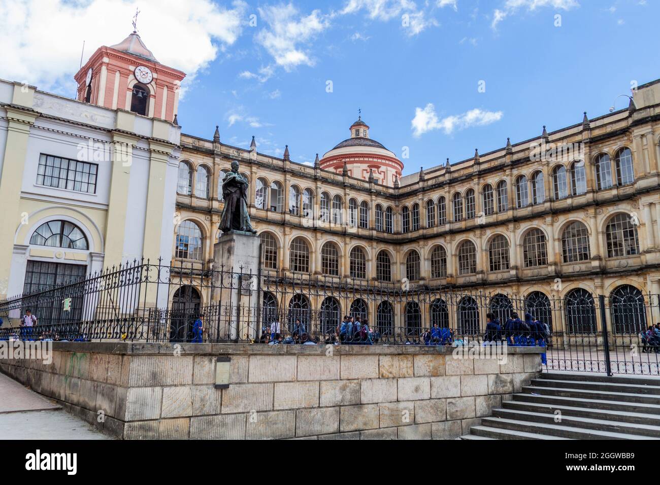 BOGOTA, KOLUMBIEN - 24. SEPTEMBER 2015: College of St. Bartholomew (Colegio Mayor de San Bartolome) in der Innenstadt von Bogota. Stockfoto