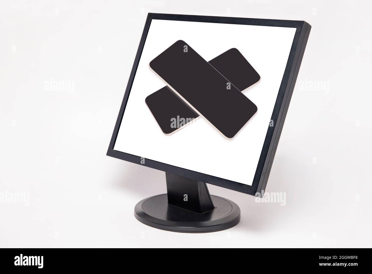 Ein Computer-Desktop-Bildschirm mit zwei Smartphones in Kreuzposition. Stockfoto