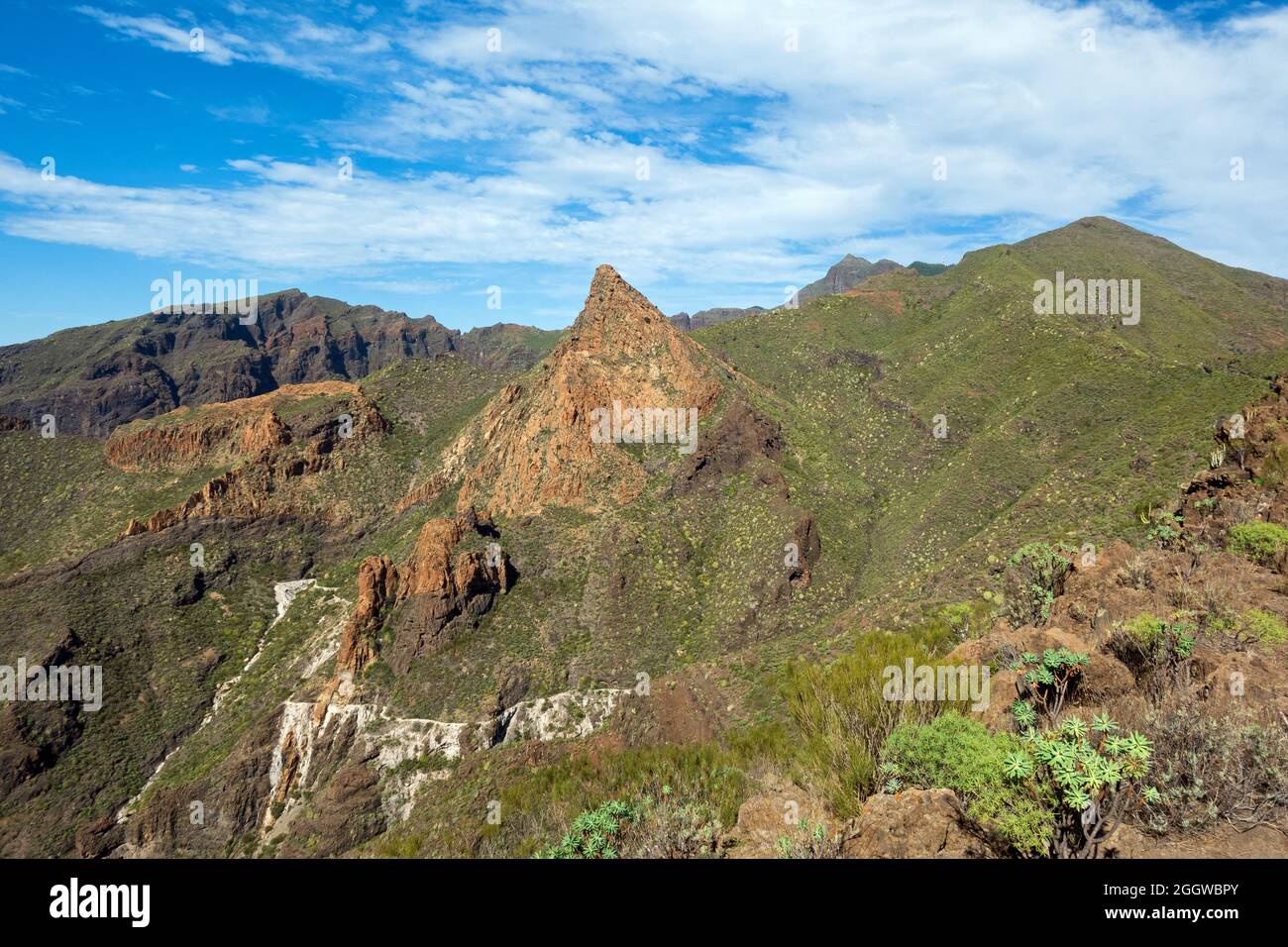 Atemberaubende Aussicht auf die Berge Südliche Region Teno Viths Blick auf Montana Guama auf Teneriffa, Gran Canaria, Spanien Stockfoto
