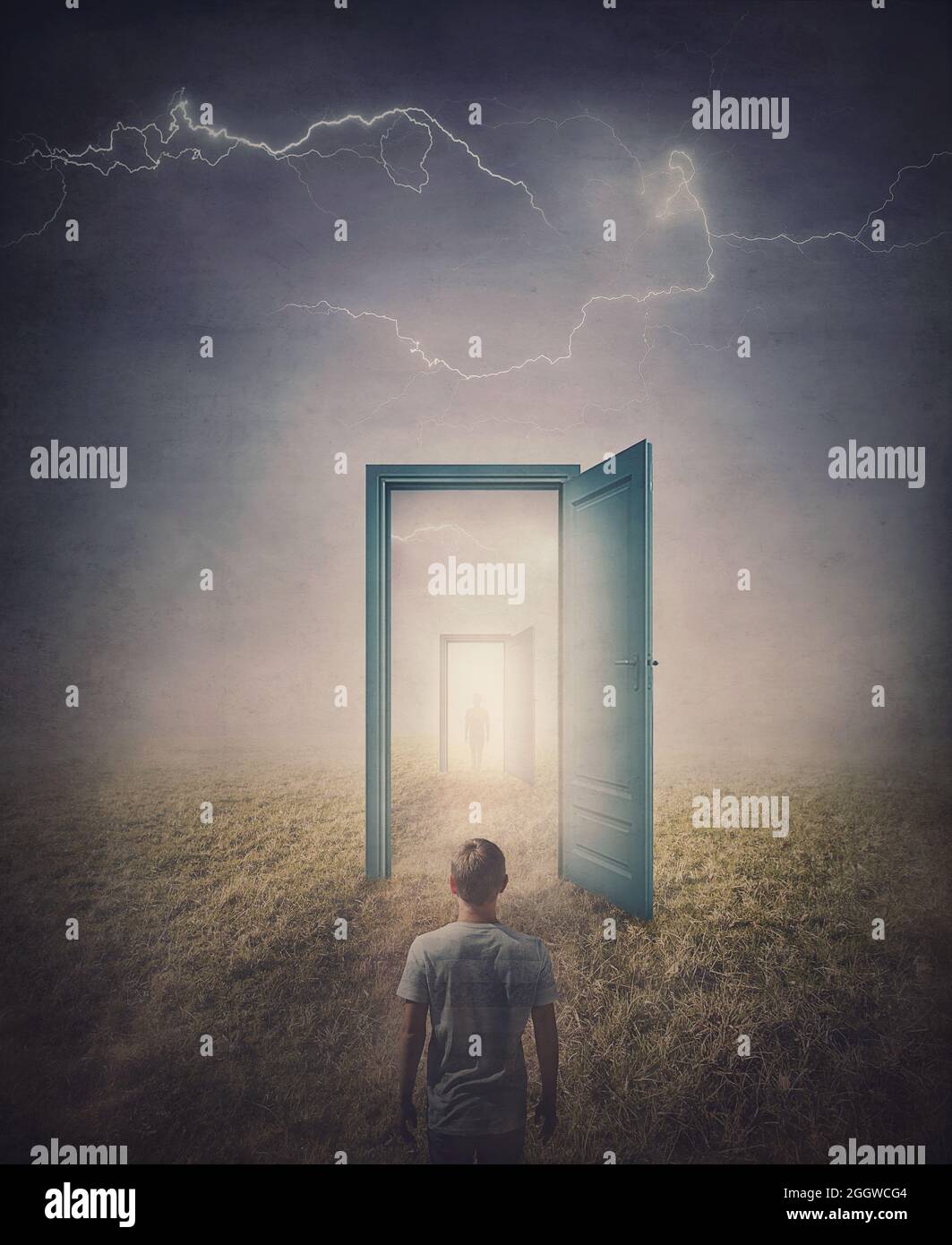 Konzept der Teleportationstüren. Rückansicht einer Person, die vor einer Tür im Land steht, im Spiegel gesehen wie ein Portal zu einer anderen Welt. M Stockfoto