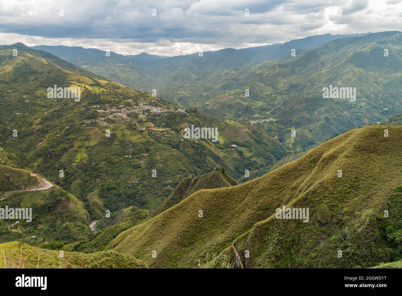 Dorf Inza in einem Tal des Ullucos Flusses in der Cauca Region von Kolumbien Stockfoto